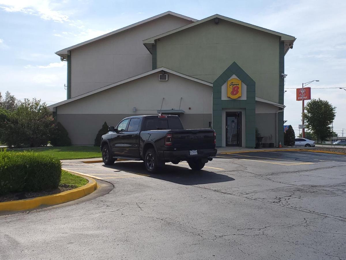 Super 8 By Wyndham Kansas City At Barry Road/Airport Kültér fotó