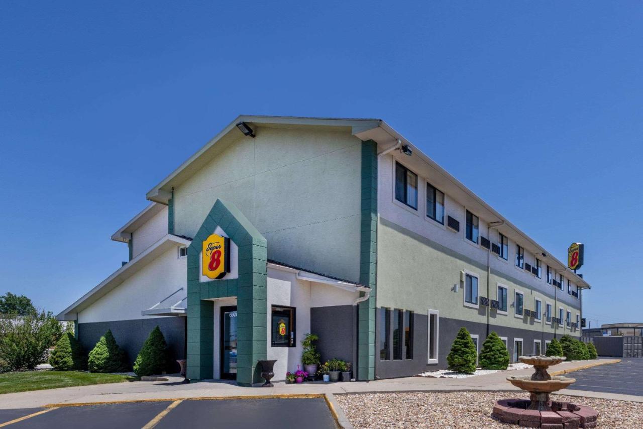 Super 8 By Wyndham Kansas City At Barry Road/Airport Kültér fotó
