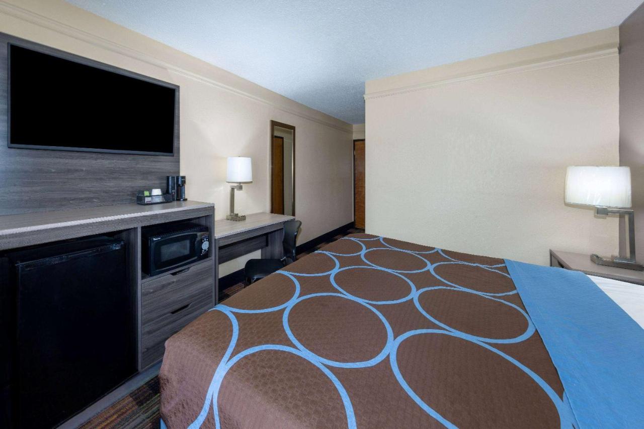 Super 8 By Wyndham Kansas City At Barry Road/Airport Kültér fotó