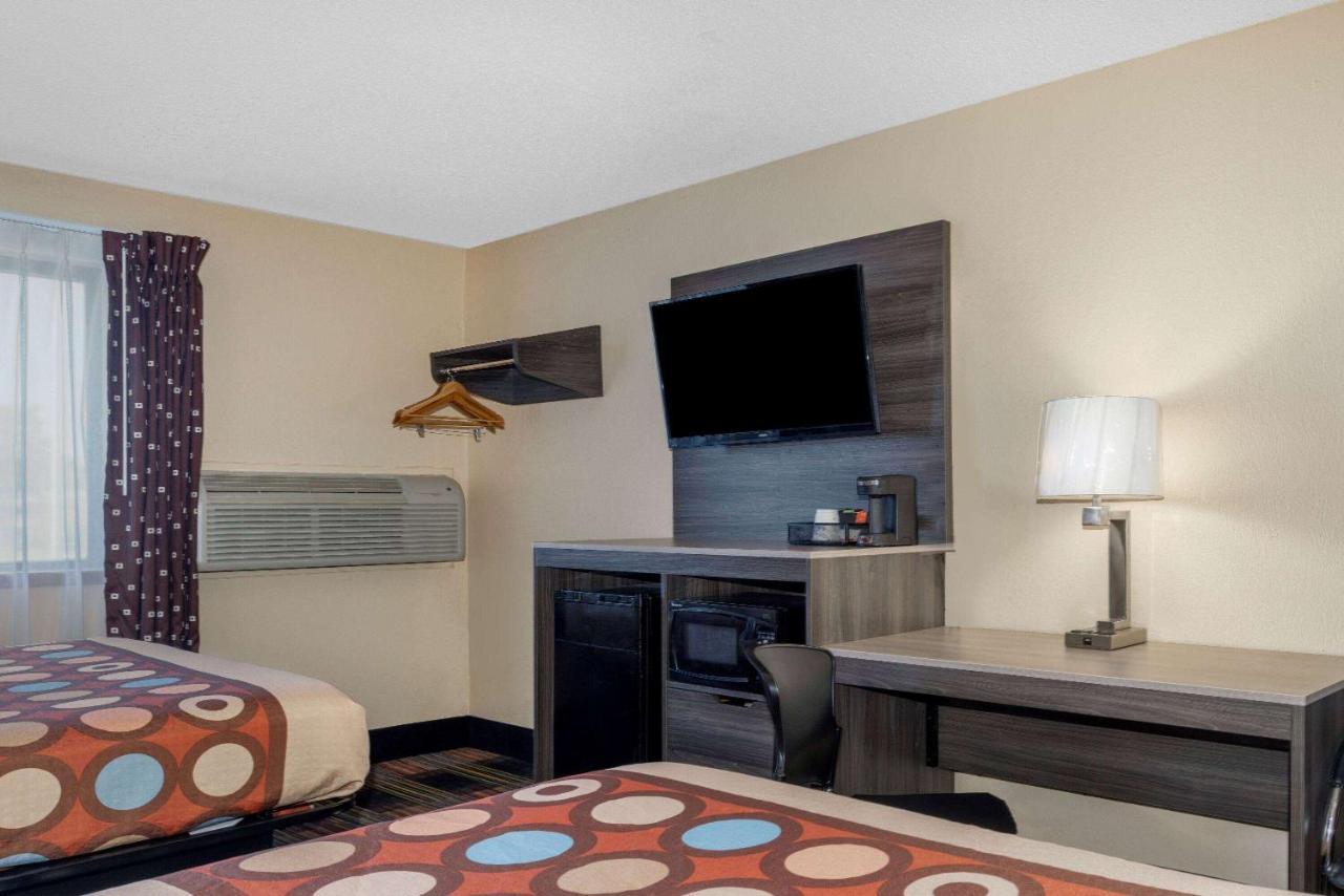 Super 8 By Wyndham Kansas City At Barry Road/Airport Kültér fotó