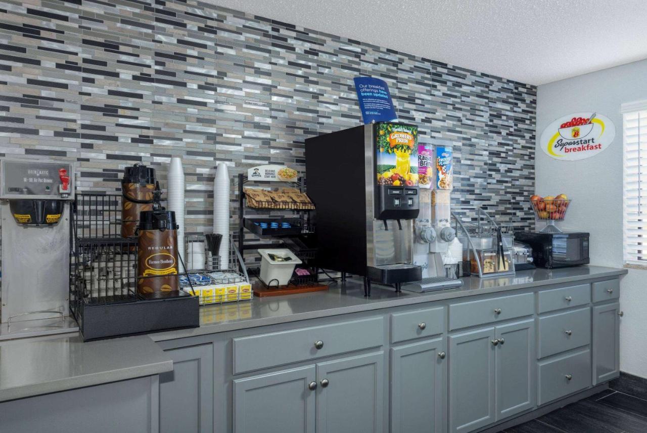 Super 8 By Wyndham Kansas City At Barry Road/Airport Kültér fotó