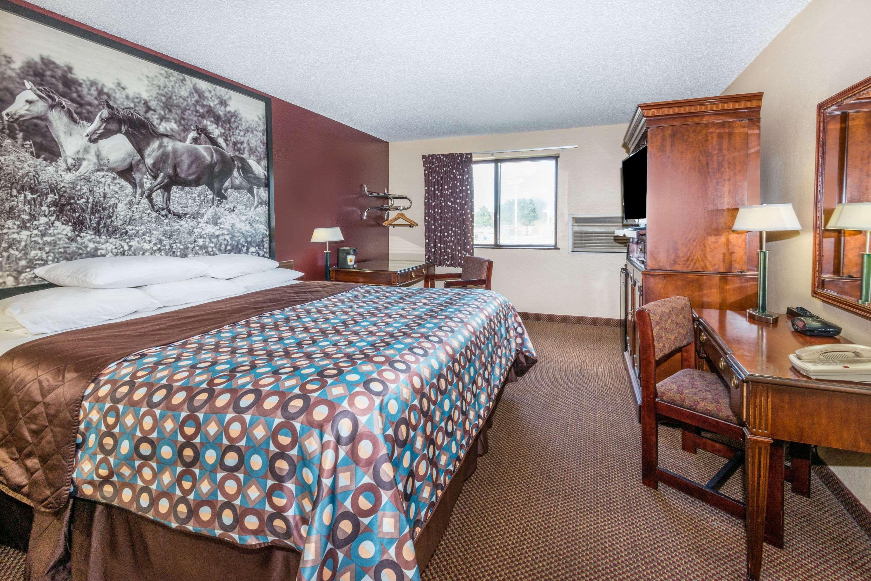 Super 8 By Wyndham Kansas City At Barry Road/Airport Kültér fotó