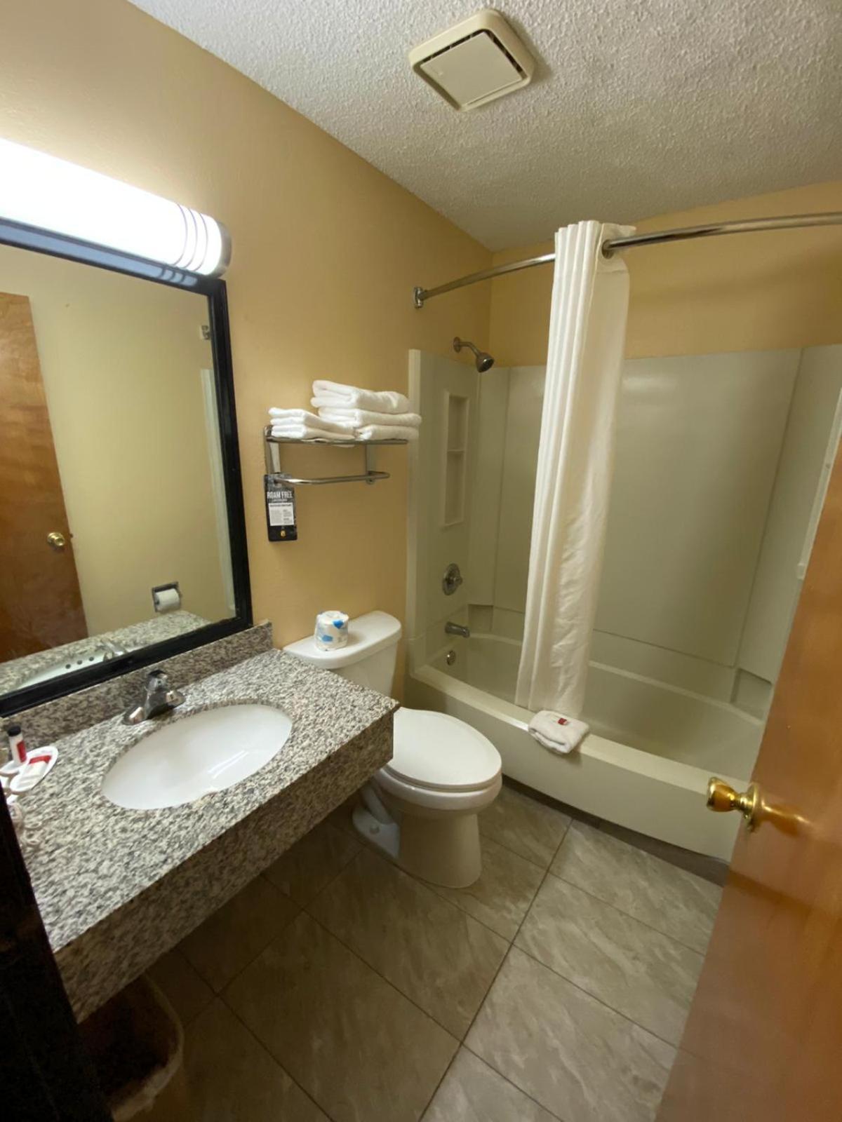 Super 8 By Wyndham Kansas City At Barry Road/Airport Kültér fotó