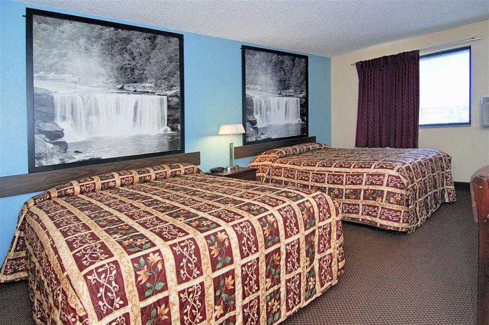 Super 8 By Wyndham Kansas City At Barry Road/Airport Kültér fotó