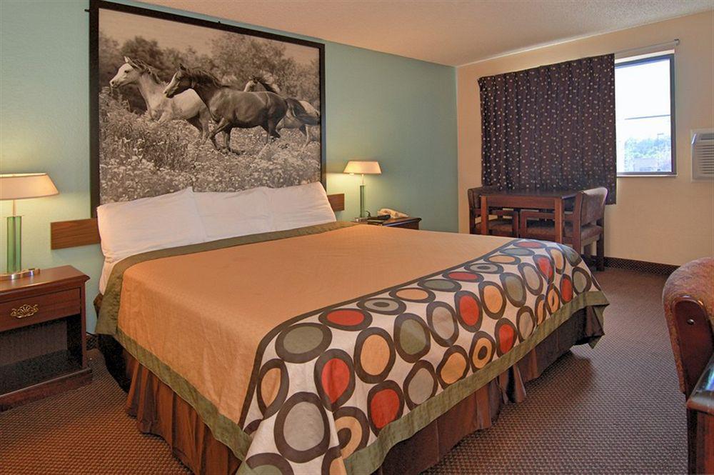 Super 8 By Wyndham Kansas City At Barry Road/Airport Kültér fotó